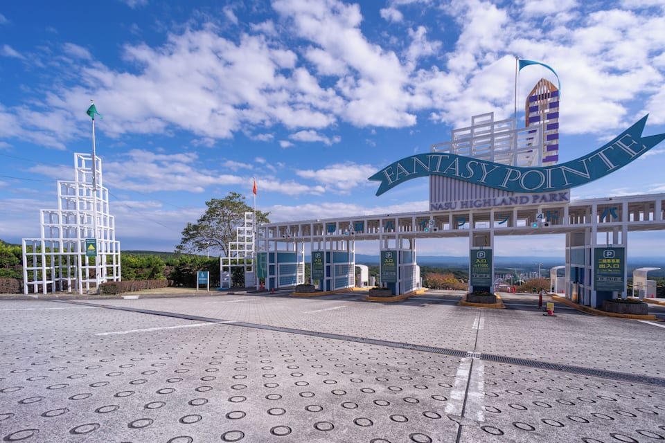 A toll booth entrance with a sign reading "Fantasy Pointe" and "Highland Park."