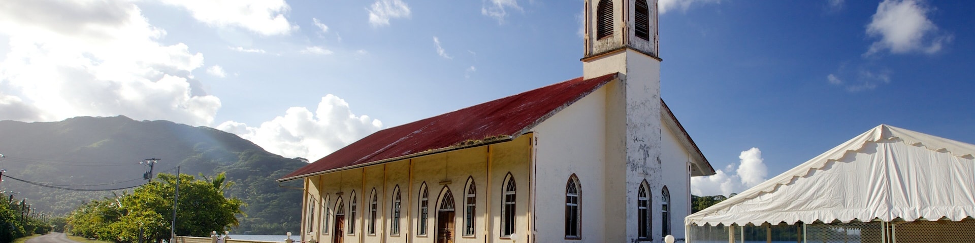 Marae Taputapuatea que incluye una iglesia o catedral