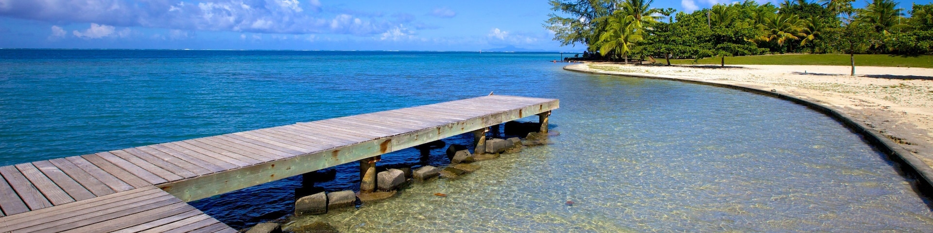 Marae Taputapuatea ofreciendo vistas de una costa
