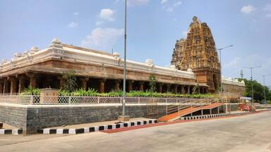 Um templo com esculturas detalhadas e um grande gopuram.