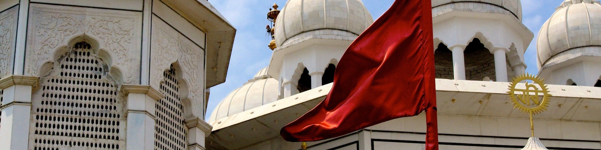 Shri Guru Ravidas Mandir Chak Hakim caracterizando arquitetura de patrimônio, um templo ou local de adoração e um pequeno castelo ou palácio