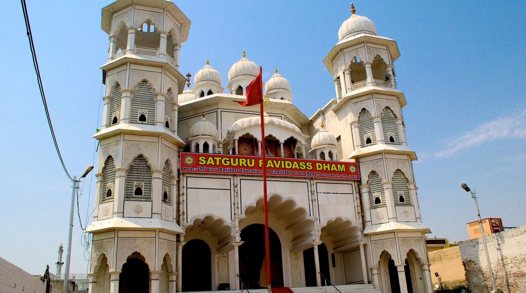 Shri Guru Ravidas Mandir Chak Hakim which includes a city and heritage architecture