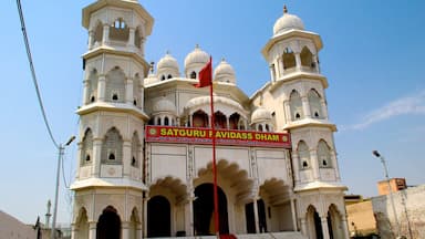 Shri Guru Ravidas Mandir Chak Hakim which includes a city and heritage architecture