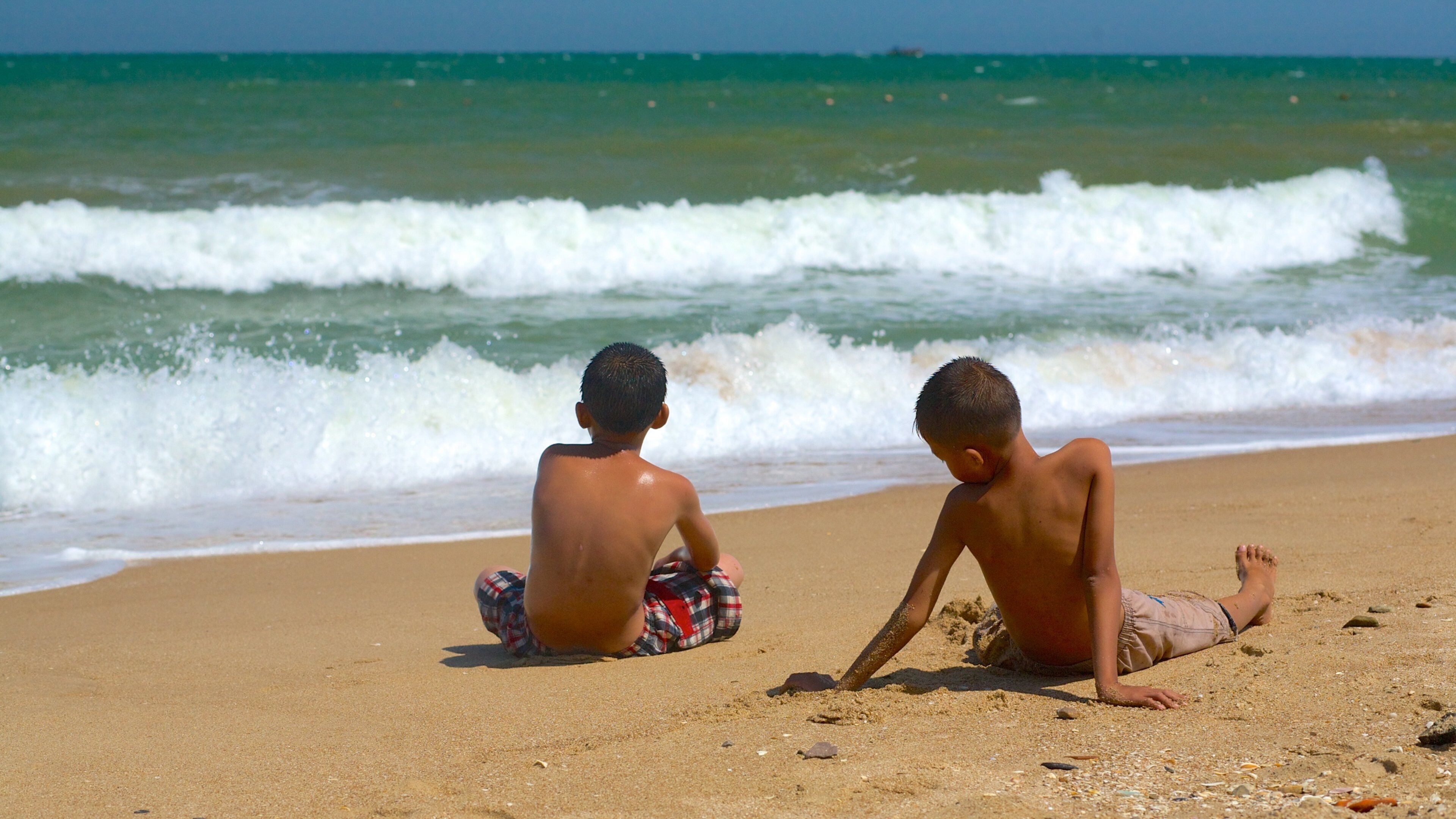 Plage de Phan Thiet mettant en vedette plage de sable aussi bien que enfants