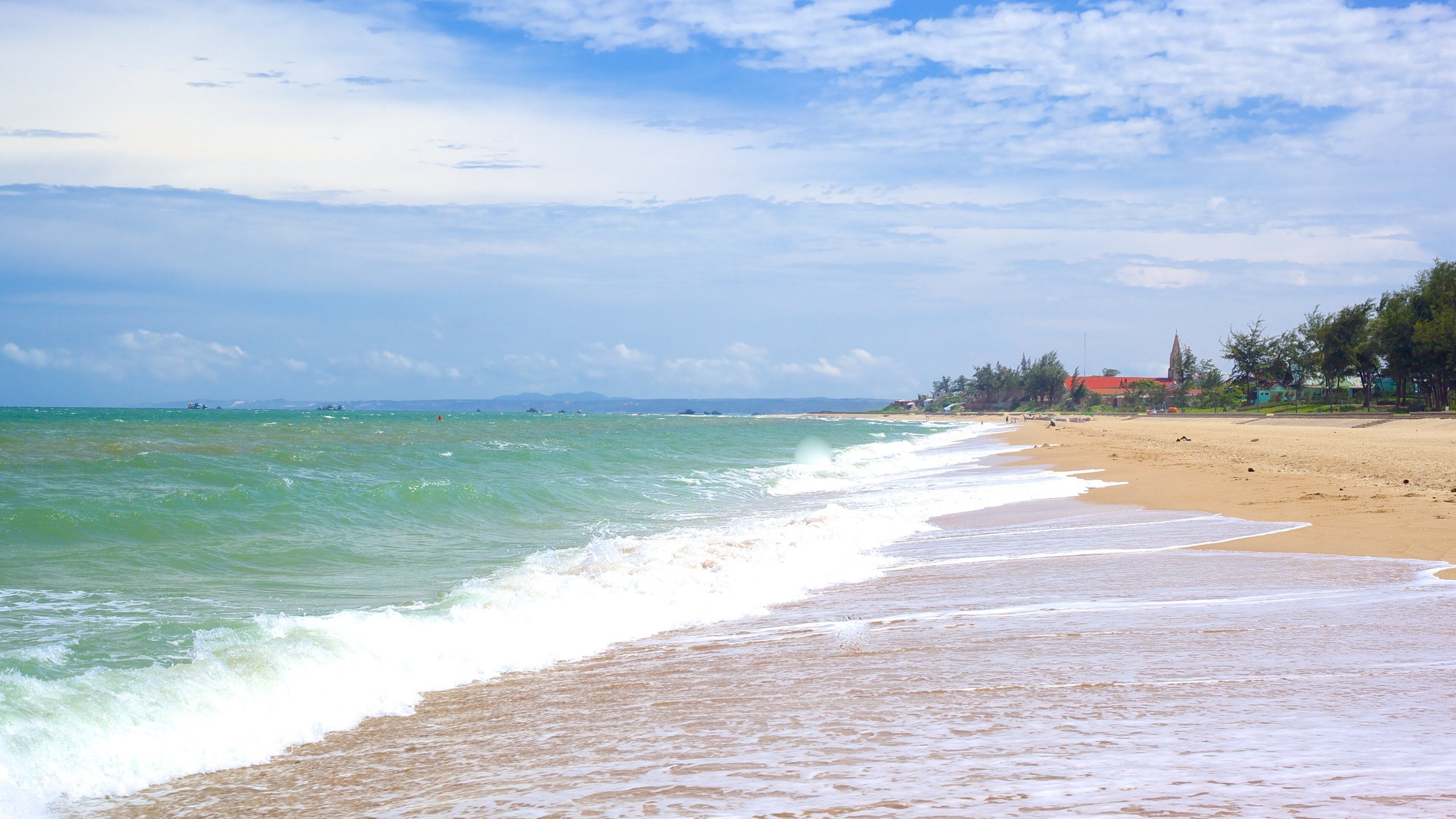 Phan Thiet Beach toont een zandstrand