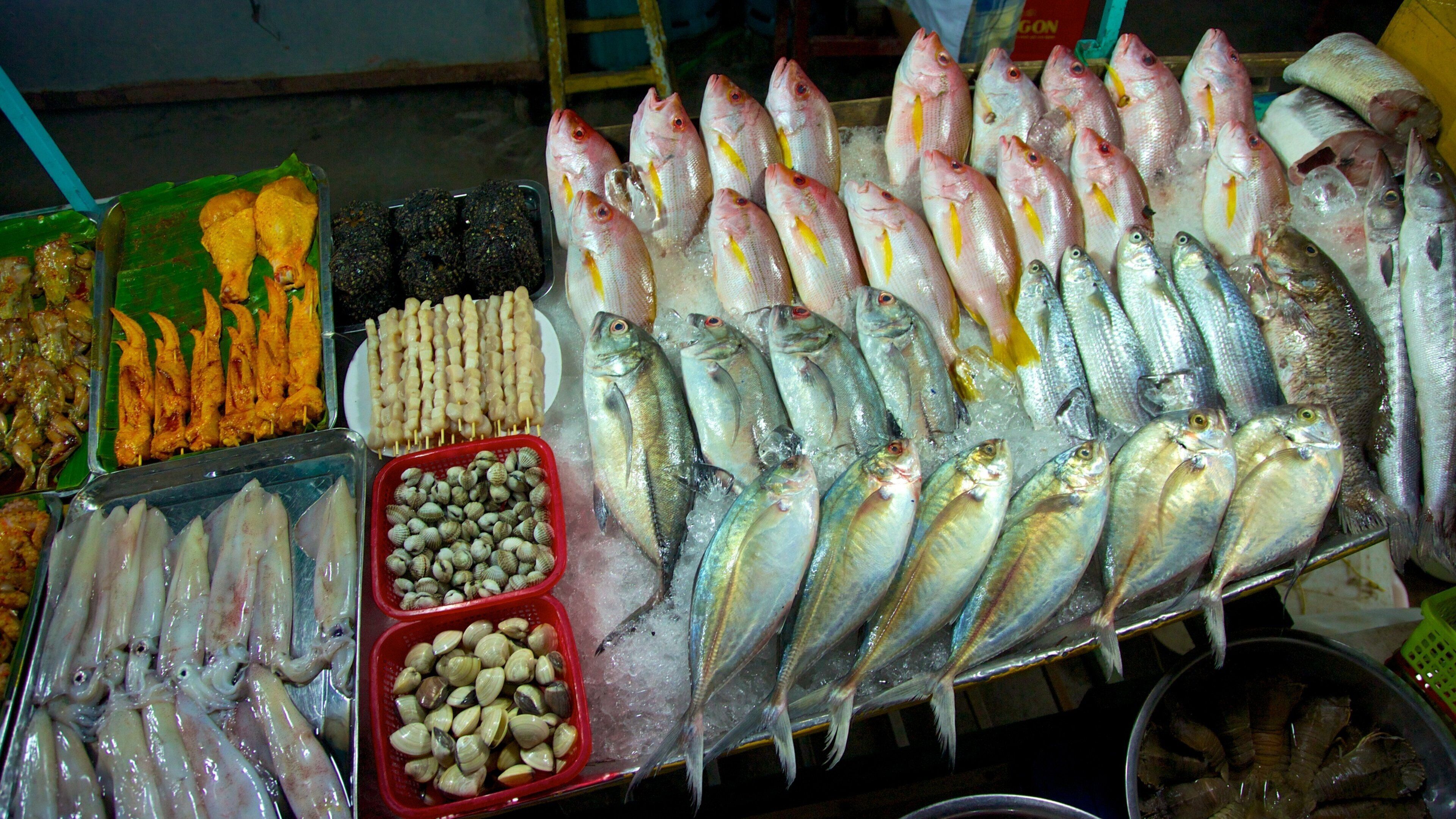 Dinh Cau Night Market showing markets and food