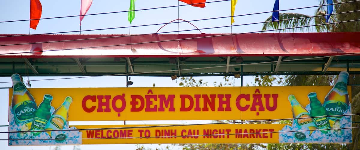 Dinh Cau que incluye mercados y señalización