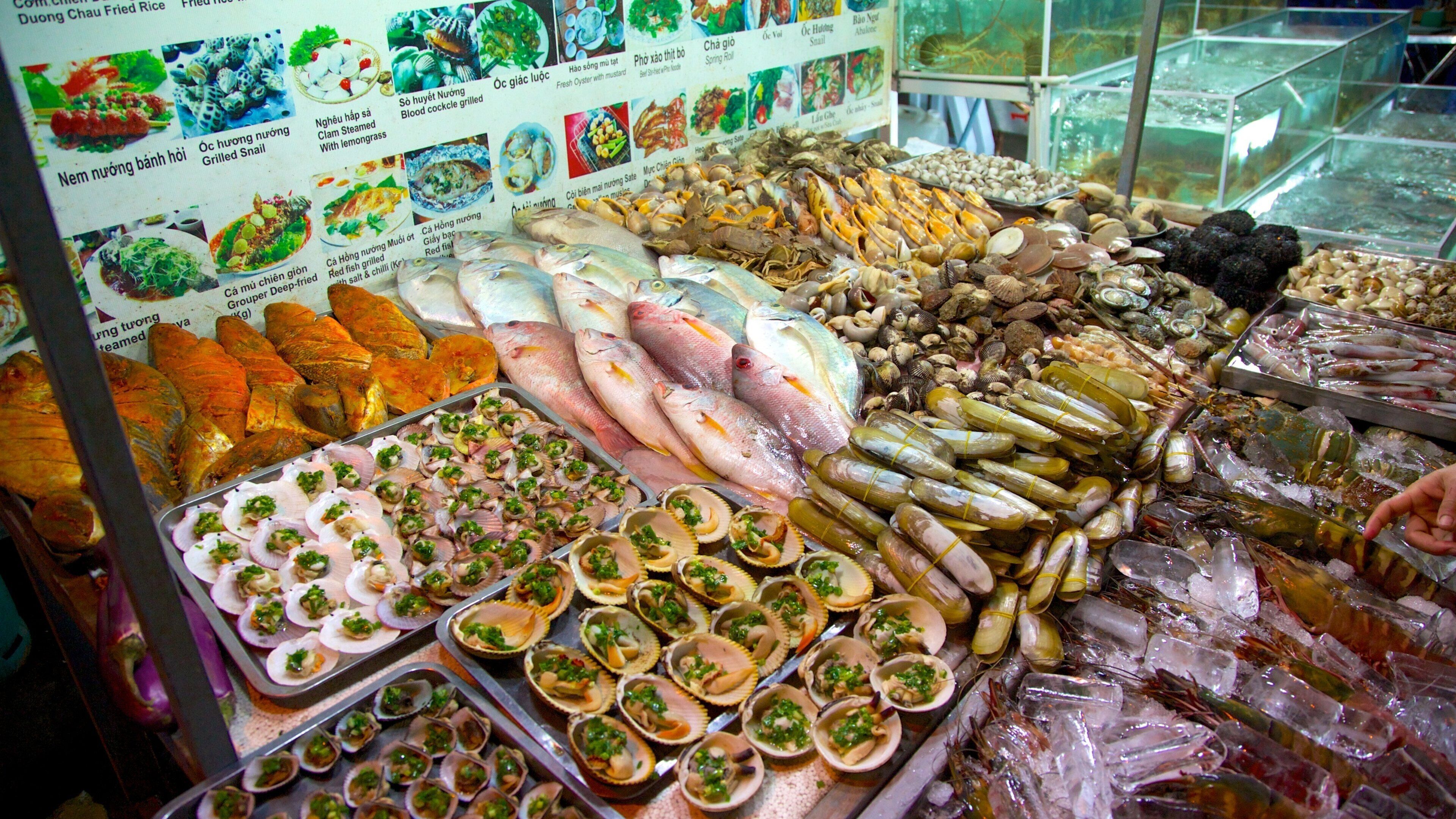 Dinh Cau which includes food and markets