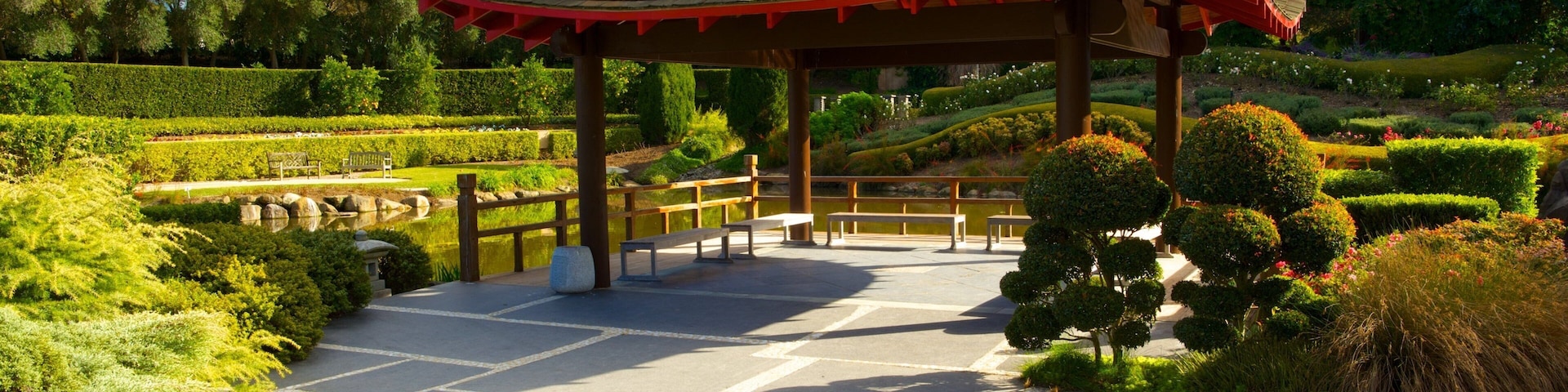 Hunter Valley Gardens featuring heritage architecture and a park