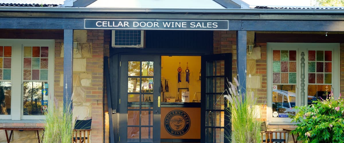 Saddlers Creek Wines som inkluderar skyltar