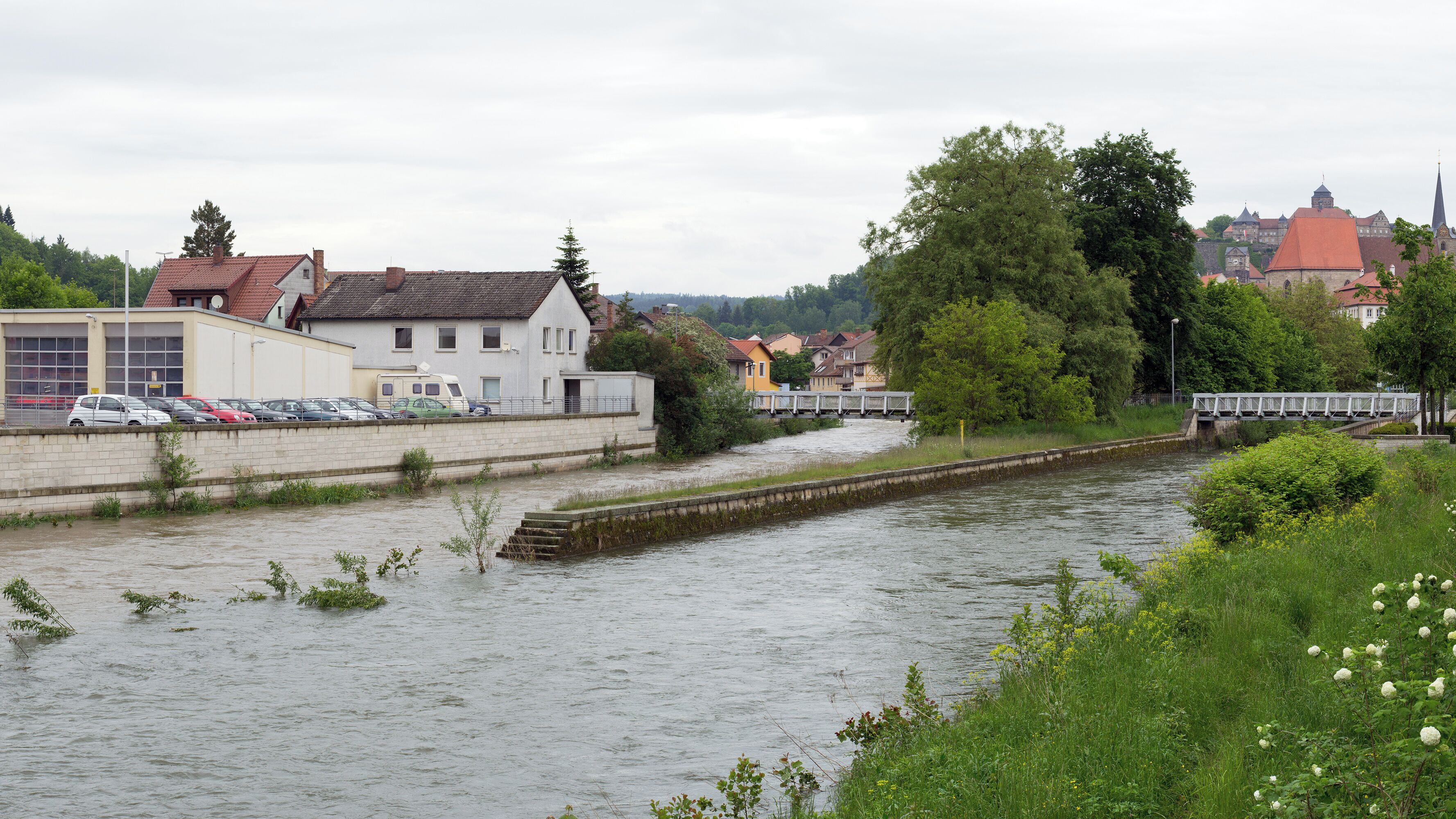 Mündung des Flusses Kronach (rechts) in die Haßlach (links) im Stadtgebiet der oberfränkischen Stadt Kronach. Beide Flüsse führen Hochwasser, das durch die tagelangen Regenfälle verursacht wurde, die zum Hochwasser in Mitteleuropa 2013 führten.