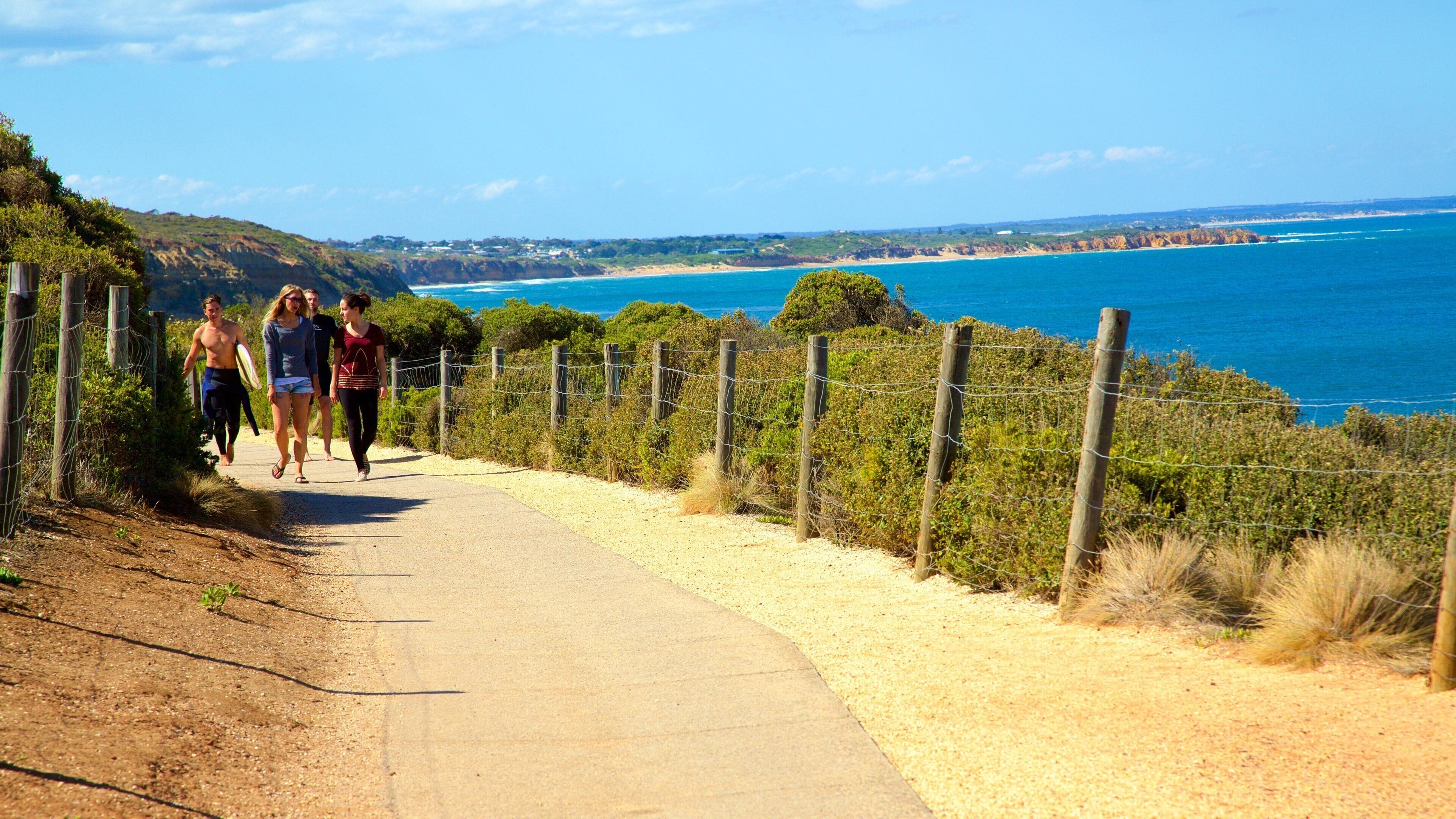 Bell\'s Beach mostrando vistas generales de la costa y también un pequeño grupo de personas