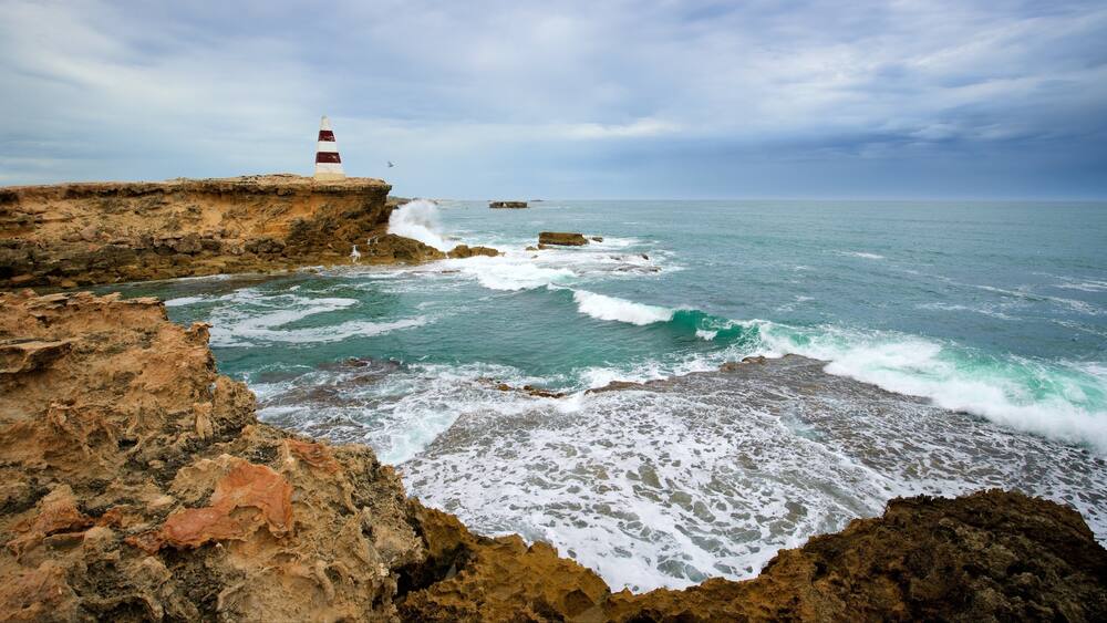Obelisk Robe mettant en vedette cĂŽte rocheuse, vues littorales et phare