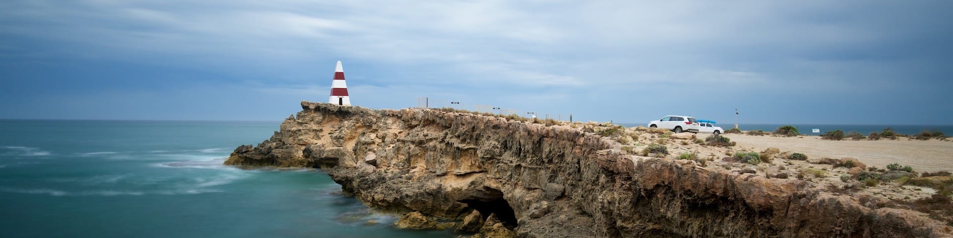 Obelisco de Robe mostrando un faro, costa rocosa y vista general a la costa