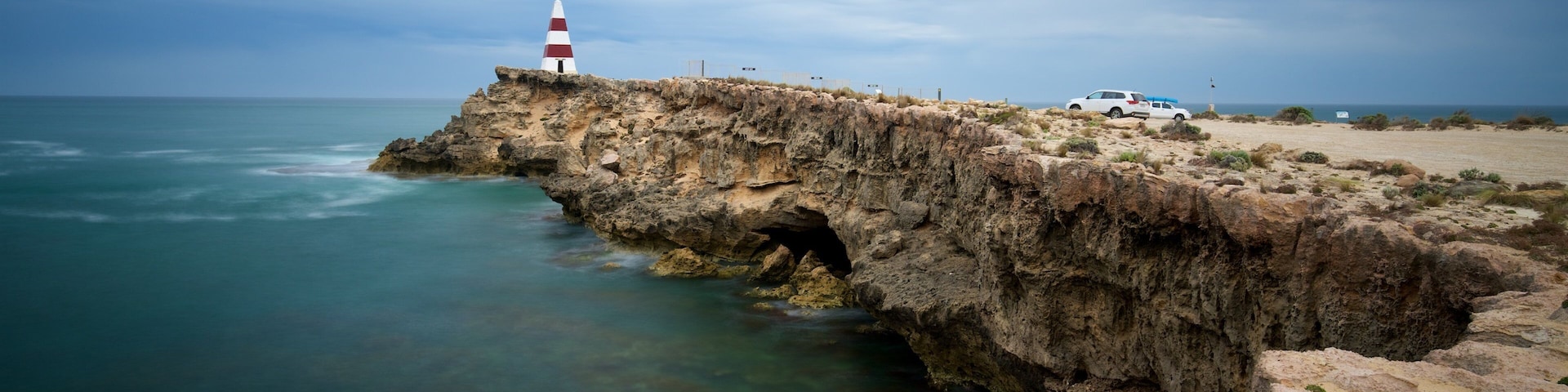 Obelisco de Robe mostrando un faro, costa rocosa y vista general a la costa