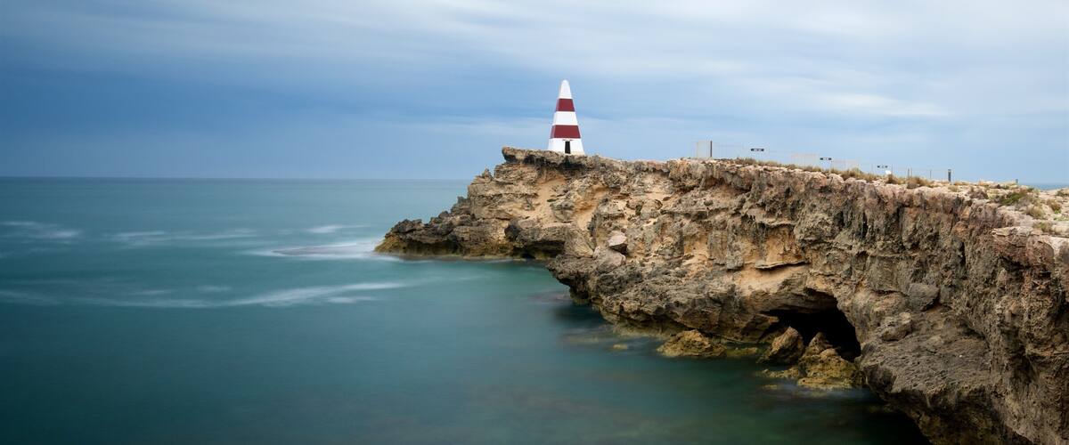 Obelisk von Robe das einen Leuchtturm, schroffe Küste und allgemeine Küstenansicht