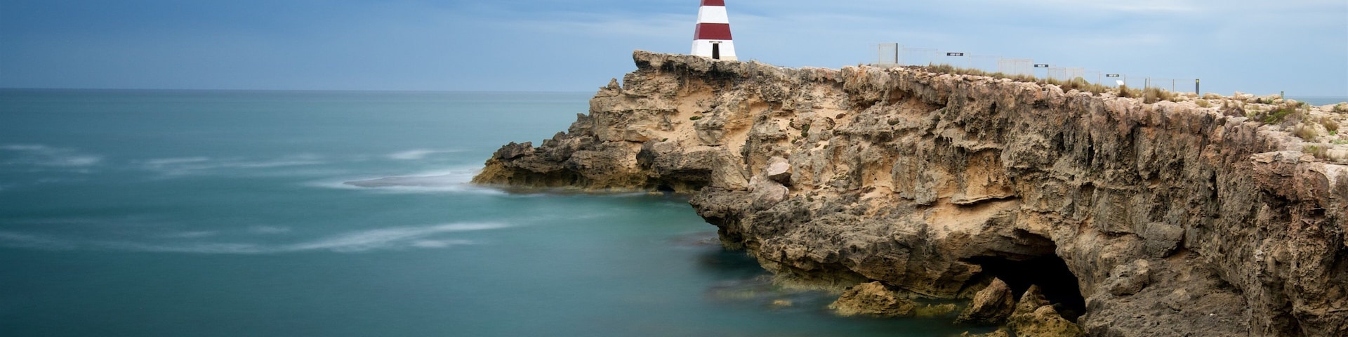 Obelisco de Robe mostrando vistas de una costa, litoral accidentado y un faro