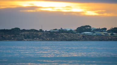 Long Beach johon kuuluu karu rannikko, rannikkokaupunki ja yleiset rantanäkymät