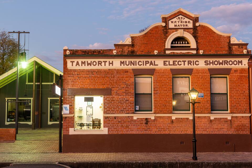 A red brick building with a sign reading "Tamworth Municipal Electric Showroom."