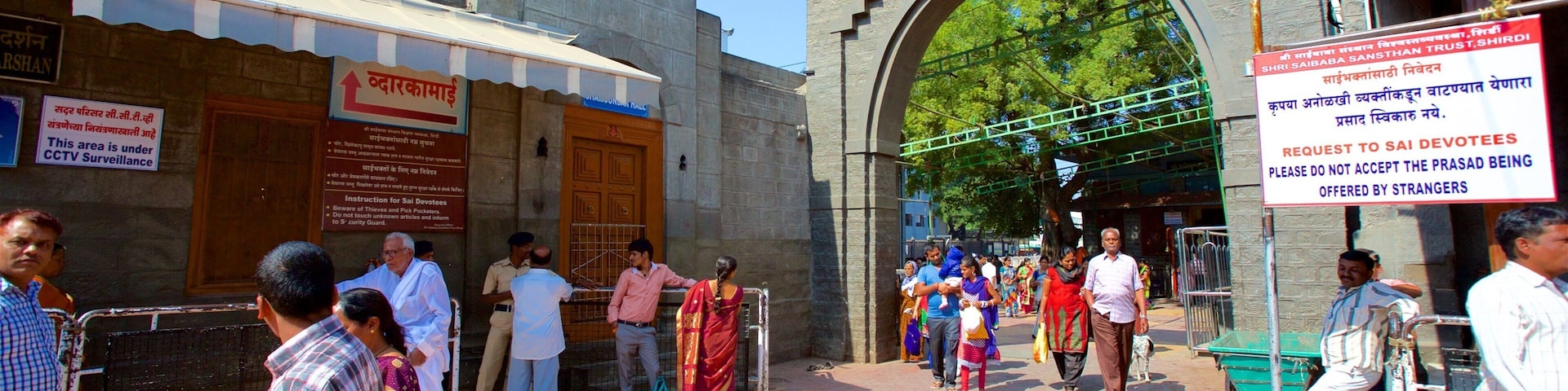 Templo Sai Baba mostrando una plaza y imágenes de calles y también un gran grupo de personas