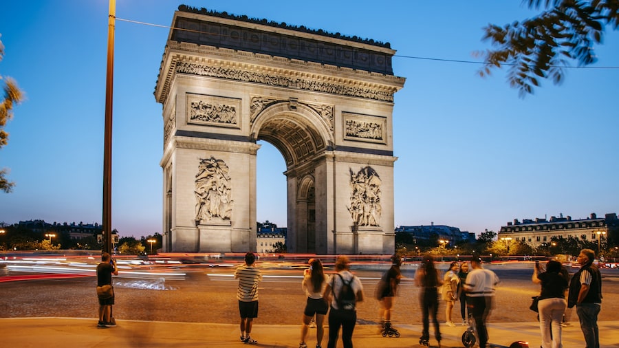 Champs-Élysées featuring heritage architecture, street scenes and a monument
