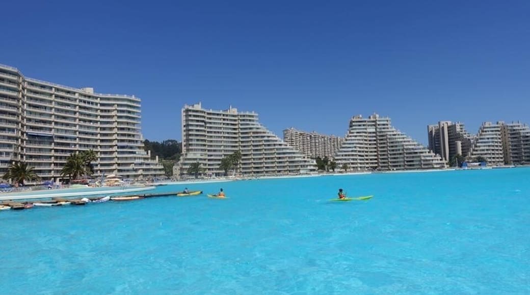 world's largest swimming pool.
The pool is 1,013 m (3,323 ft) long,