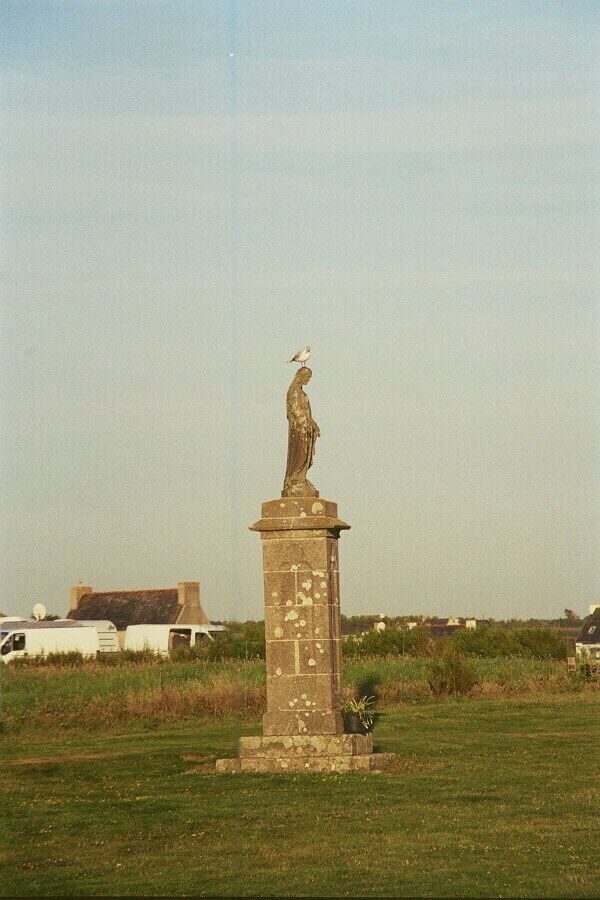 Notre Dame de Penhors (Statue) à Chapelle de Penhors chez Plage de Penhors à Pouldreuzic, Finistère. Liegt in der Mitte der Bucht von Audierne