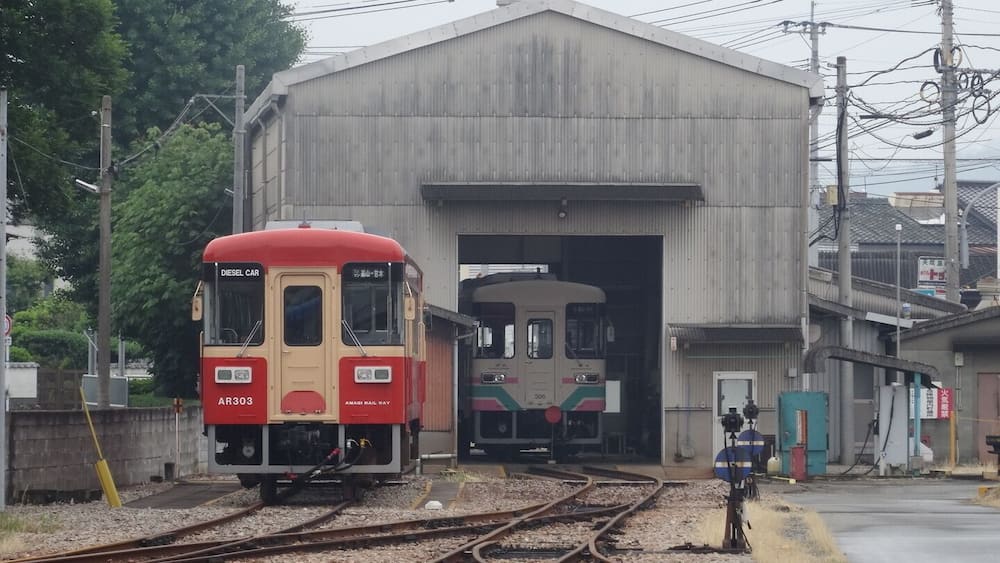 A diesel car train AR3033 entering a station.