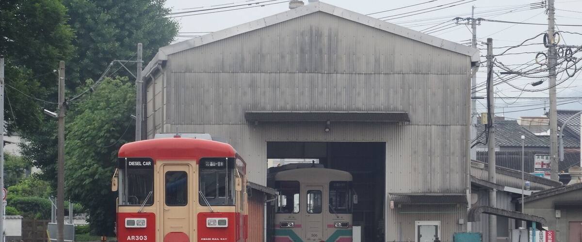 A diesel car train AR3033 entering a station.