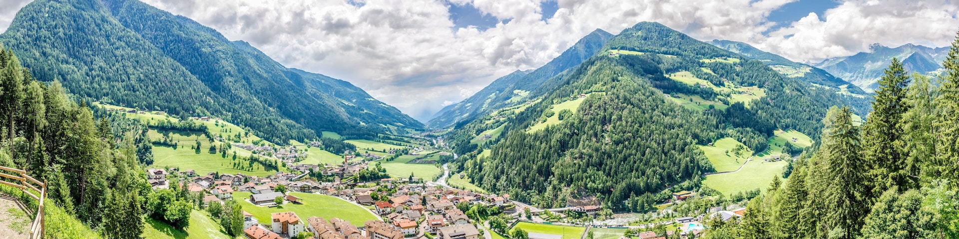 Un paisaje montañoso con un pueblo enclavado en un valle.