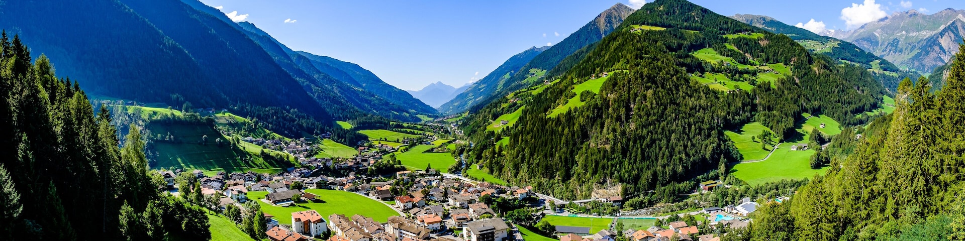 Un paisaje montañoso con un pueblo asentado en un valle.