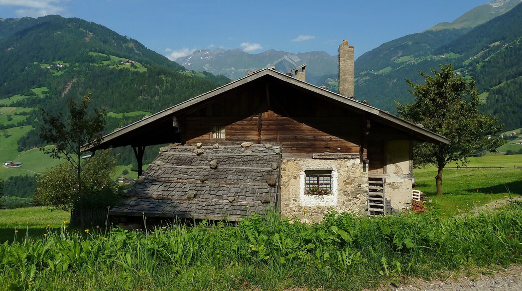 Schnitzer auf Hinterplatz mit Backhaus in St. Leonhard in Passeier - hier ist das Wohnhaus zu sehen.