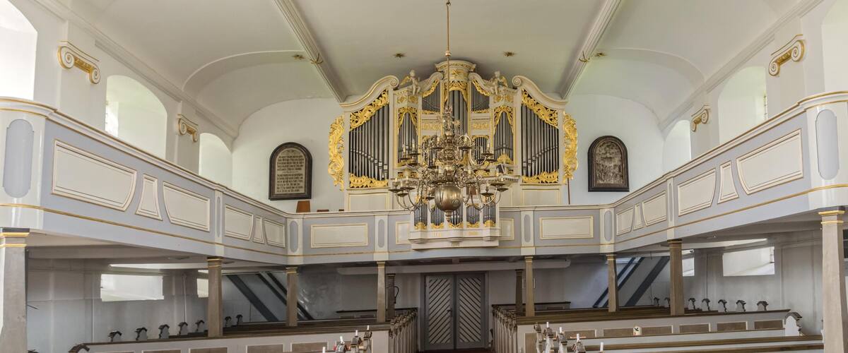 Bilder aus Wöhrden. Die Kirch auf der Wurt Die St. Nicolaikirche in Wörden