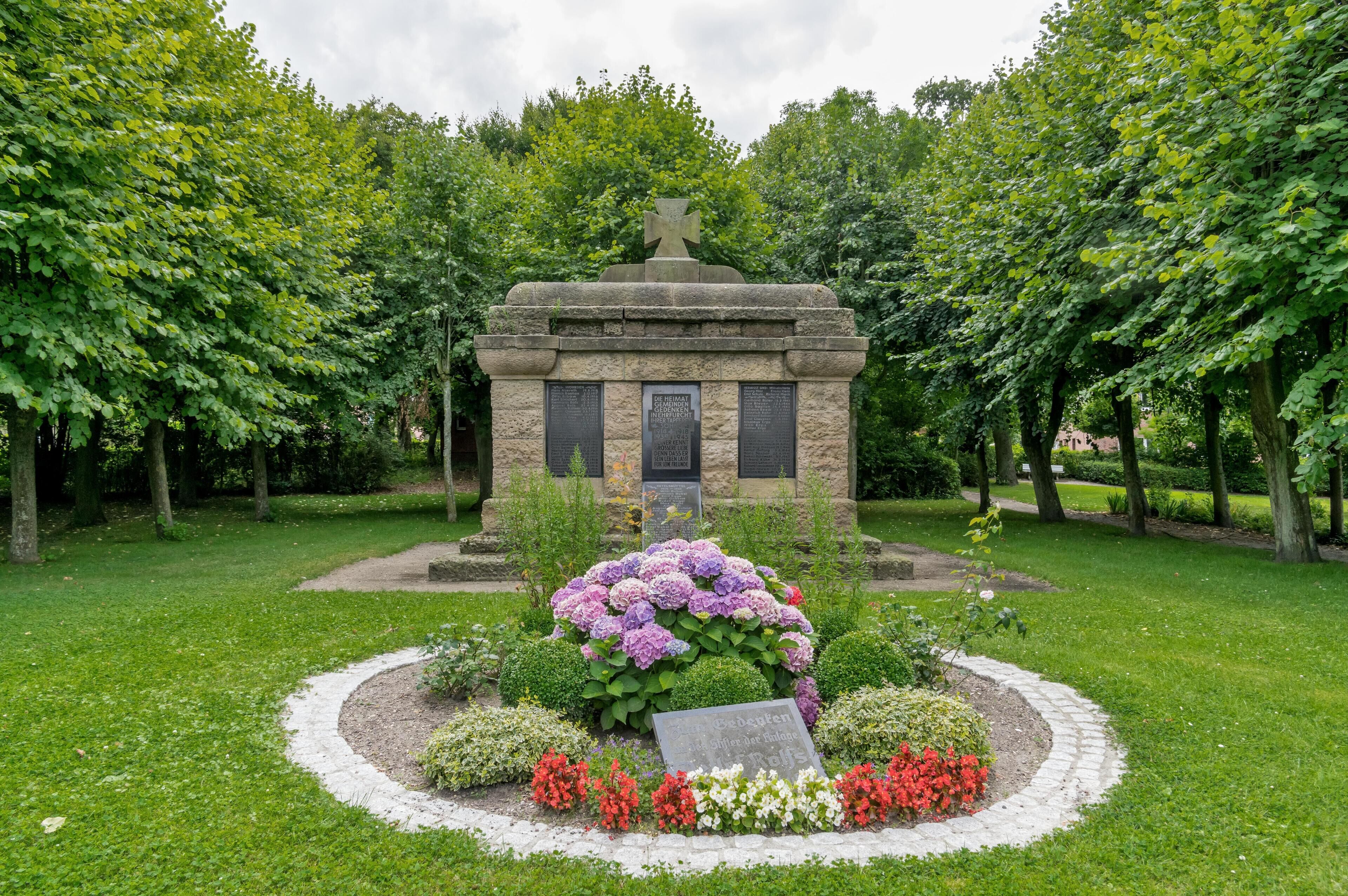 Bilder aus Wöhrden Kriegerdenkmal in Wöhrden