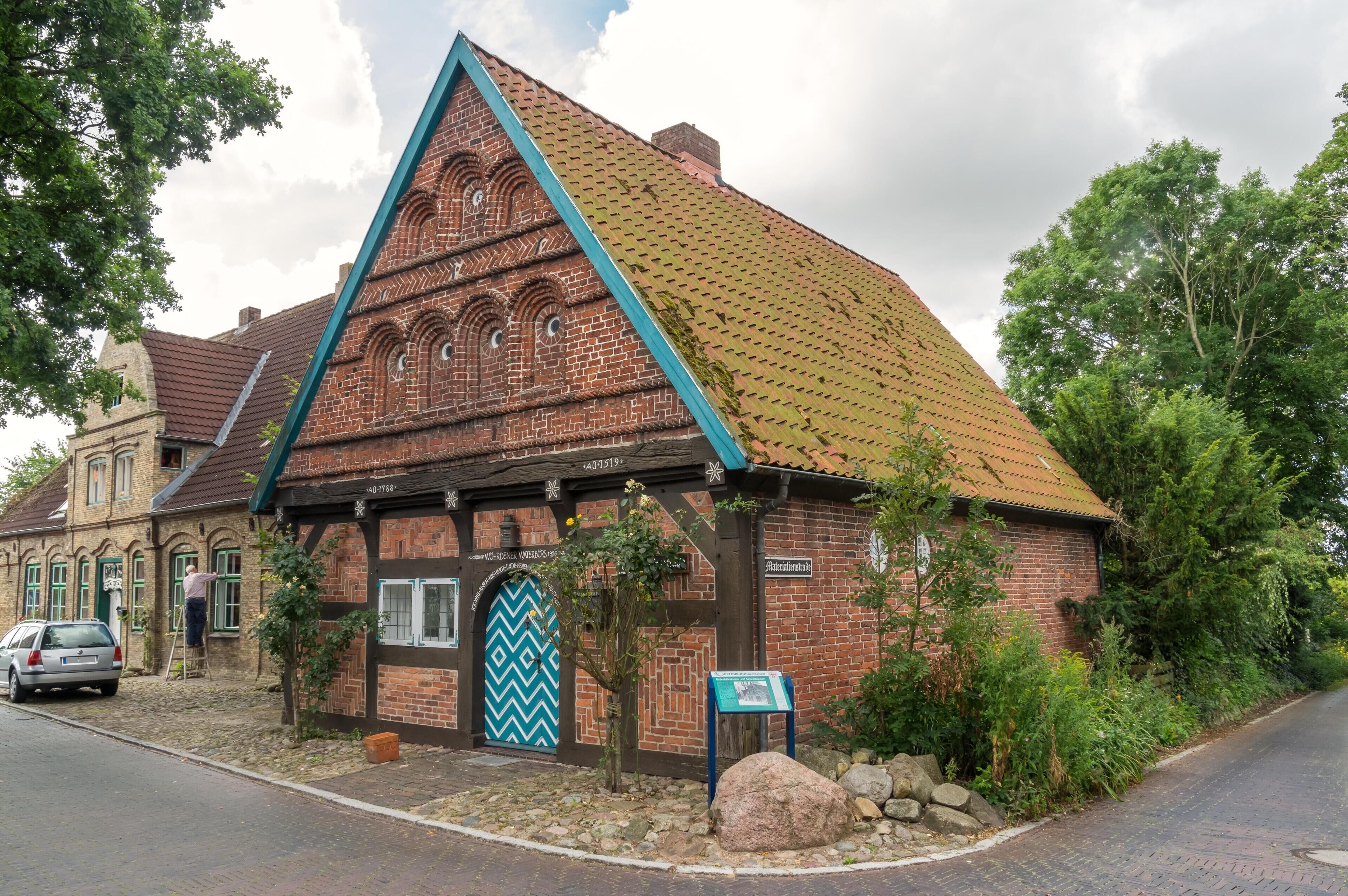 Bilder aus Wöhrden Historisches Gebäude am Kirchplatz