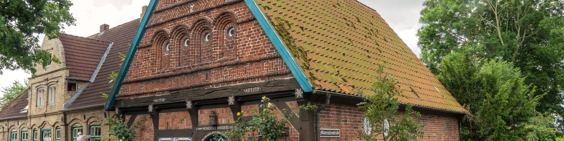 Bilder aus Wöhrden Historisches Gebäude am Kirchplatz