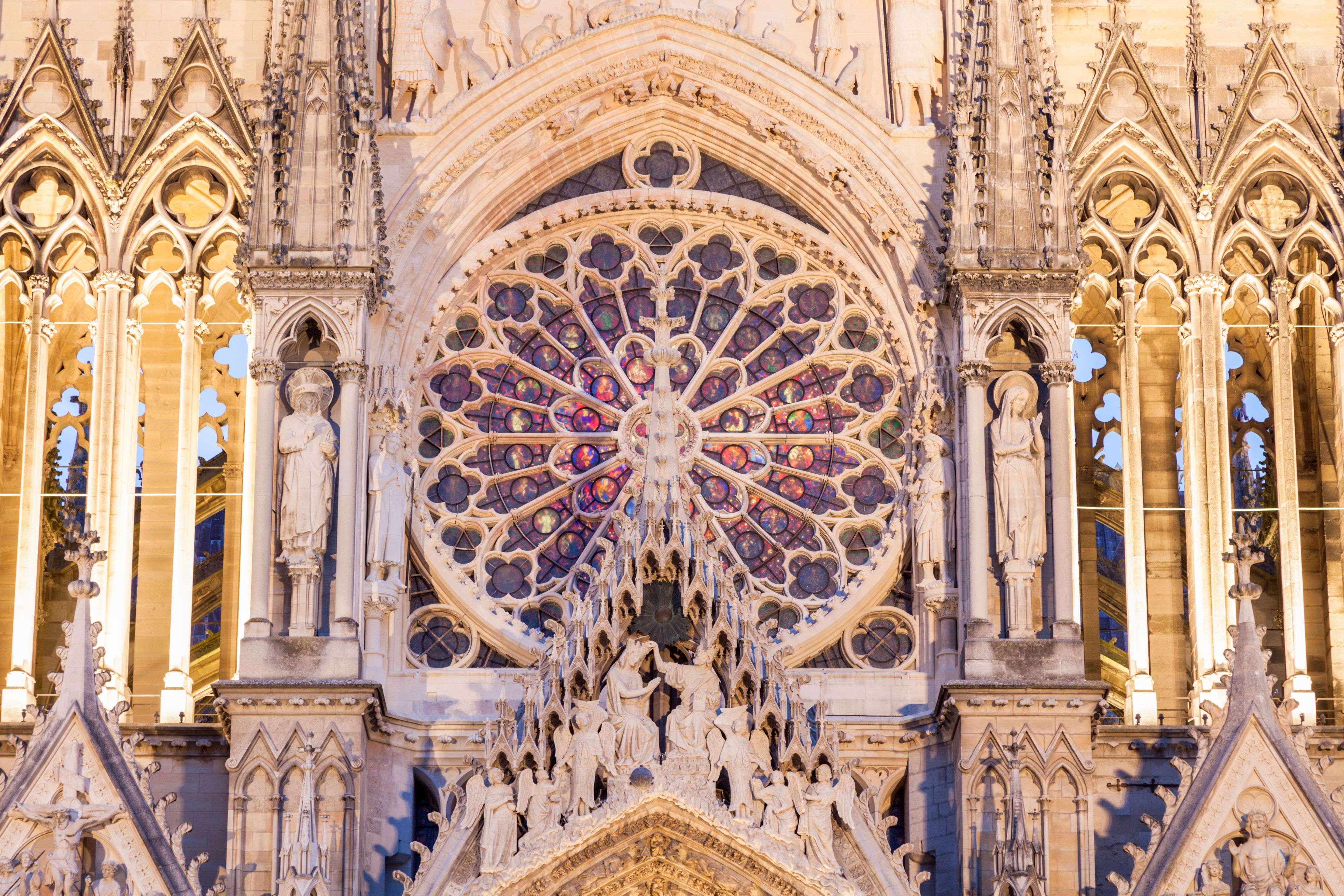 Una catedral gótica con un rosetón grande y detallados adornos de piedra.