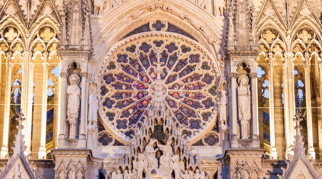 Una catedral gótica con un rosetón grande y detallados adornos de piedra.