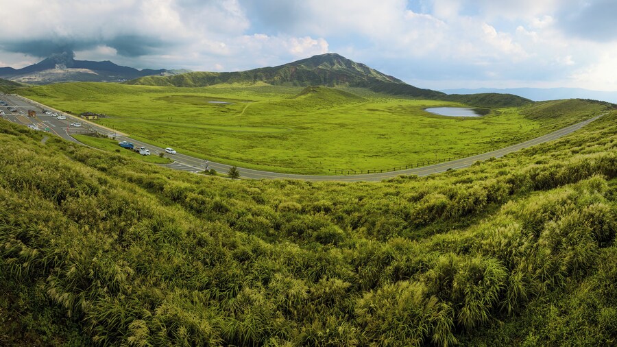 Kusasenri (Kusasenri Plateau, 草千里ケ浜) is one of the most iconic sceneries in Kumamoto Prefecture. It is a vast grassland plateau with grazing cows and horses, as well as a commanding view of Mt. Eboshi (in the background) and the currently active Mt. Naka