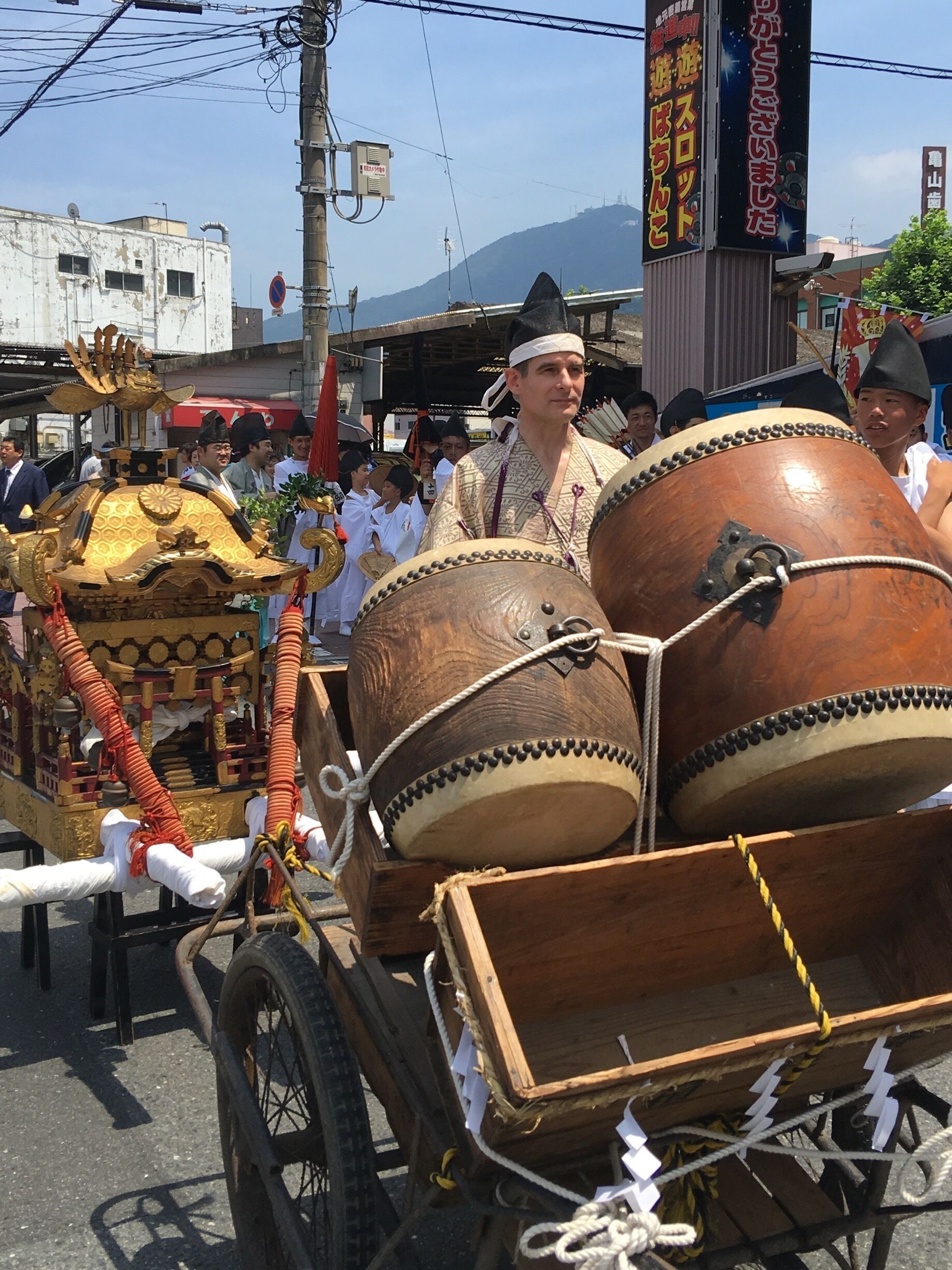 Kurosaki Gion. An American originally from Alabama and had been in Japan for a long time was participating in Kurosaki Gion.

#ontheroad

#endlesssummer