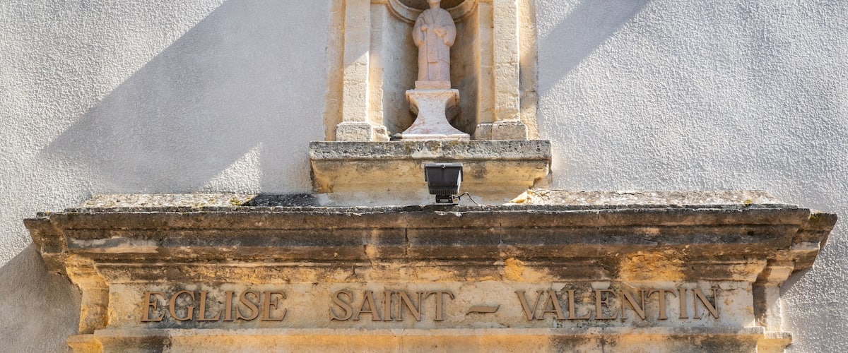 La Valentine showing signage, heritage elements and religious elements