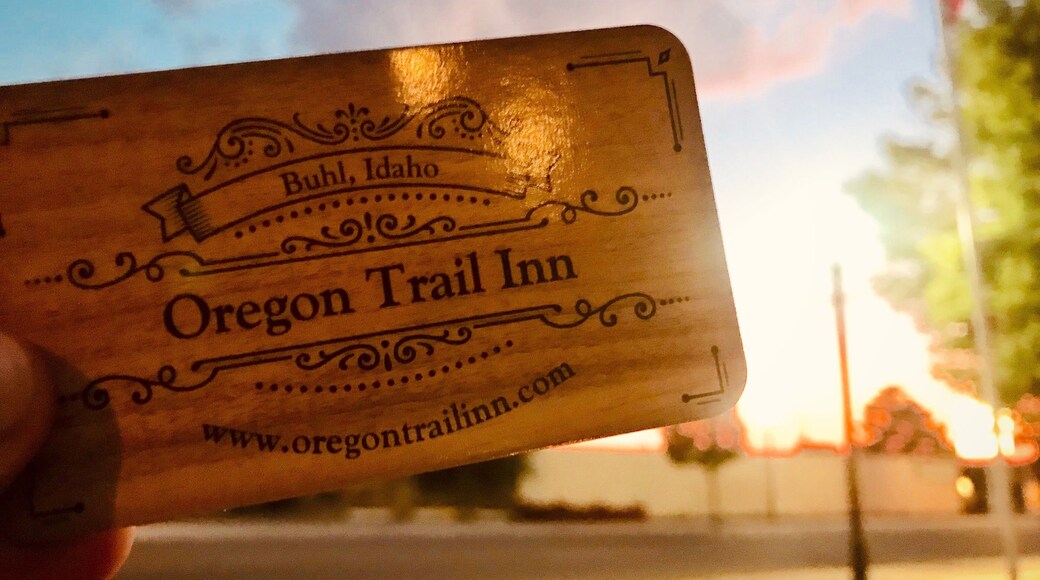 Quick stopover in Buhl, Idaho, while on my way to Seattle. It’s a picturesque little town and probably the closest I’ll come to the text-based strategy video game, “ The Oregon Trail,” I played as a kid since it sits on the original trail west. This little Inn is definitely the place to stay when traveling through.
#ontheroad #roadtrip #idaho