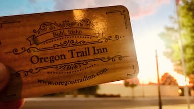 Quick stopover in Buhl, Idaho, while on my way to Seattle. Itās a picturesque little town and probably the closest Iāll come to the text-based strategy video game, ā The Oregon Trail,ā I played as a kid since it sits on the original trail west. This little Inn is definitely the place to stay when traveling through.
#ontheroad #roadtrip #idaho