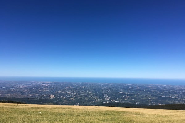 At 1620 mt altitude, you can see also the Adriatic Sea!
Easily reachable by car, La Majelletta is the perfect start for your excursions in the second tallest Abruzzo mountain.