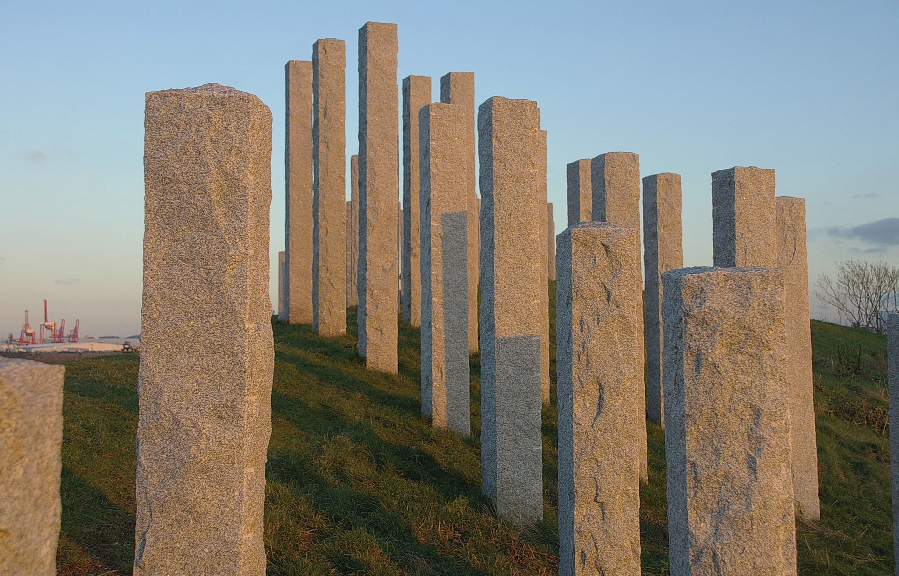 Un campo con monumentos de piedra verticales.