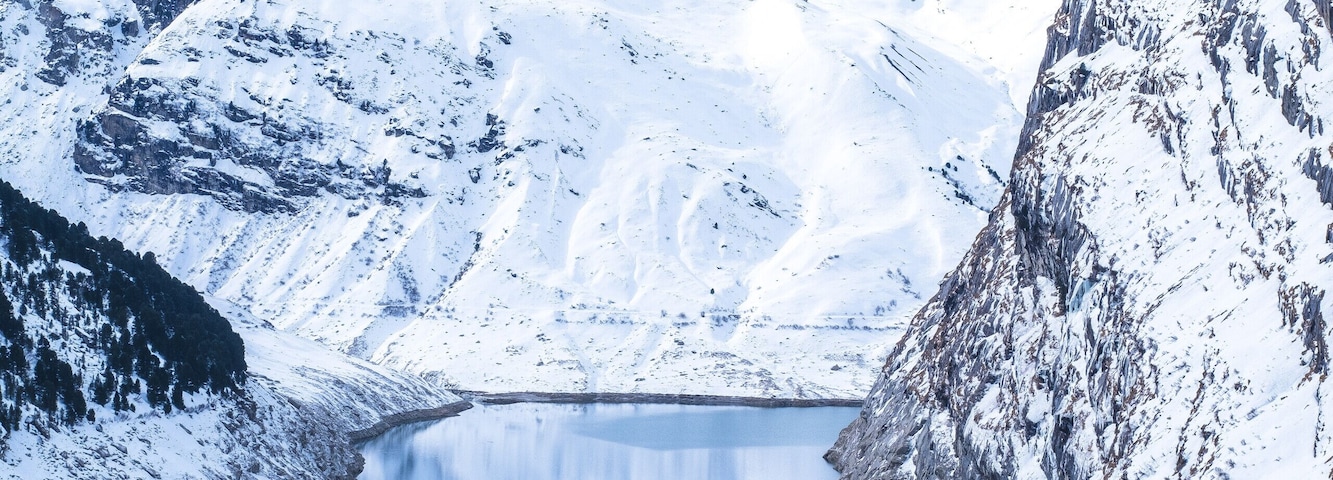 The 2h winter hike from Vals to Zervreila is well worth the view !
Start with the gondola ride from Vals to Gadastatt, then hike to Zervreila where you can rent sleds to get back down back to Vals in no time !