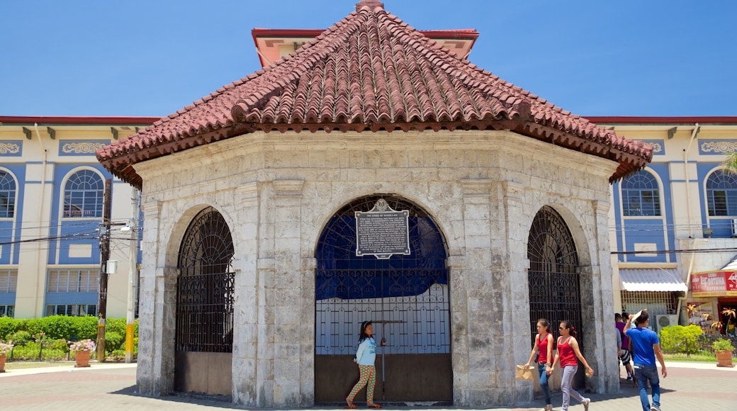 Magellan\'s Cross showing street scenes