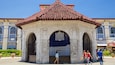 Un edificio storico con tetto in tegole e finestre ad arco.
