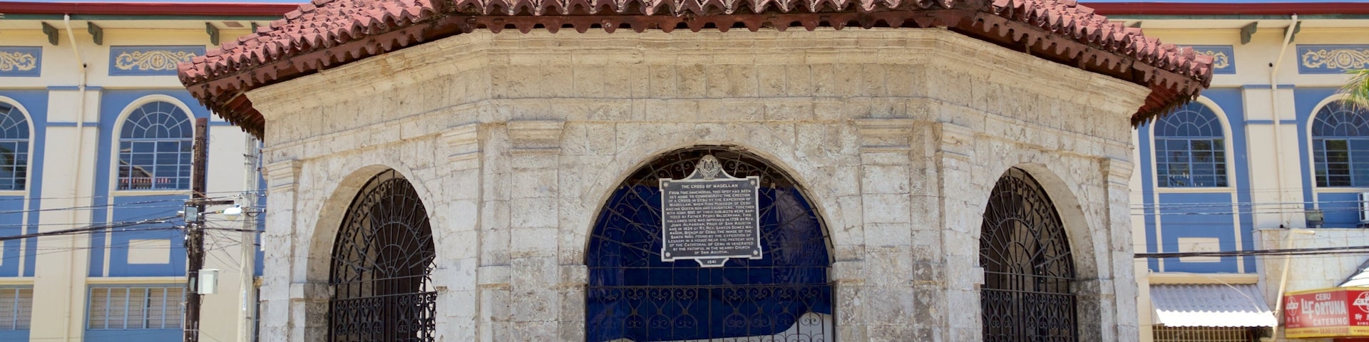 Un edificio histórico con tejado de tejas y ventanas de arco.