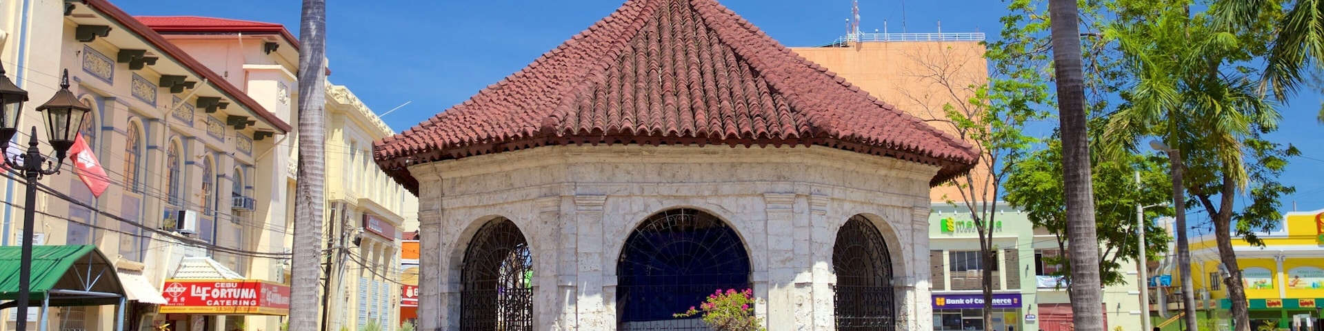 Magellan\'s Cross showing street scenes